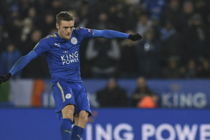 Striker Leicester City, Jamie Vardy, melepaskan tembakan ke gawang macnhester United dalam laga di King Power Stadium, Sabtu (23/12/2017)