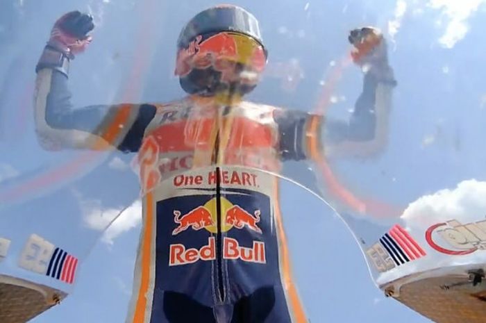  Marc Marquez (Repsol Honda) saat merayakan kemenangannya pada MotoGP Jerman 2018 yang digelar Minggu (15/7/2018). 