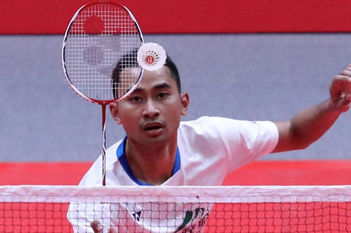 Tunggal putra Indonesia, Tommy Sugiarto saat berusaha mengembalikan shuttlecock dalam sebuah pertandingan BWF World Tour Finals 2018 yang berlangsung di Guangzhou, China.