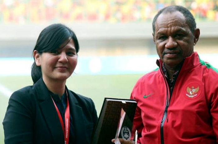 Sekjen PSSI Ratu Tisha (kiri) memberikan penghargaan kepada legenda sepak bola Indonesia, Rully Rudolf Nere (kiri) di sela-sela laga persahabatan Indonesia vs Fiji, di Stadion Patriot Chandrabaga, Bekasi pada, Sabtu (2/9/2017).