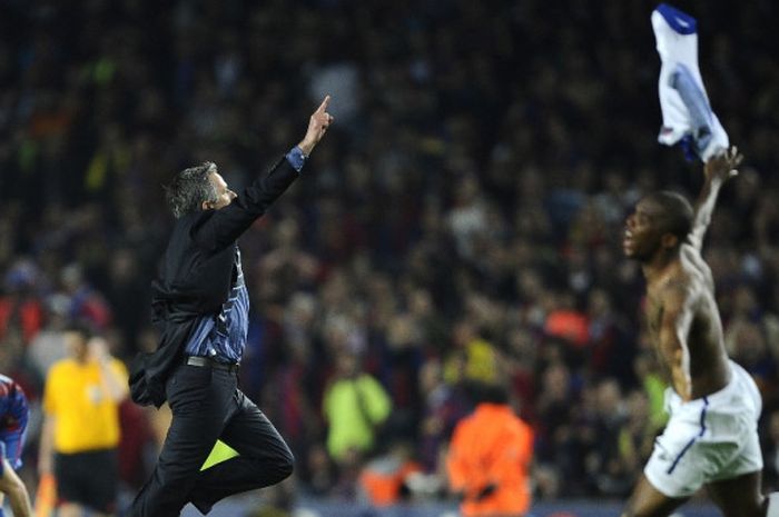 Pelatih Inter Milan, Jose Mourinho, dan striker andalannya, Samuel Eto'o, merayakan kemenangan agregat atas FC Barcelona seusai laga leg kedua semifinal Liga Champions di Stadion Camp Nou, Barcelona, Spanyol, pada 28 April 2010.