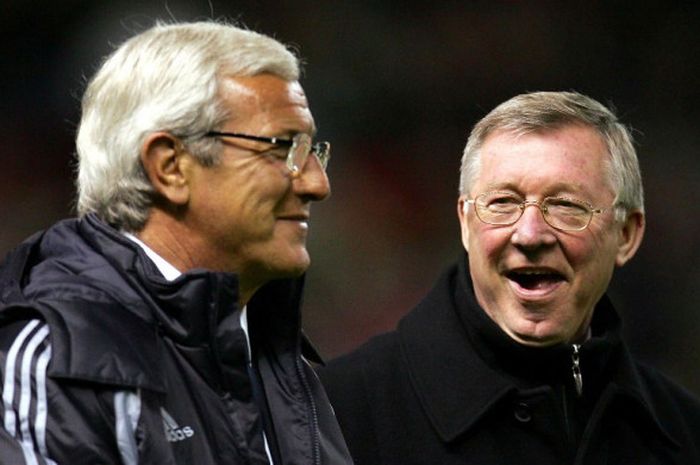 Pelatih Manchester United, Sir Alex Ferguson (kanan), bercanda dengan pelatih Europe XI, Marcello Lippi, sebelum dimulainya laga amal di Stadion Old Trafford, Manchester, Inggris, pada 13 Maret 2007.