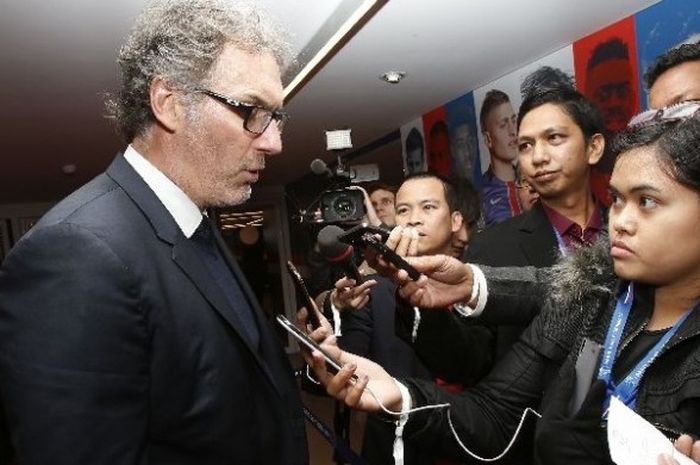 Wartawan JUARA.net, Theresia Simanjuntak, tengah mewawancarai pelatih PSG, Laurent Blanc, di Stadion