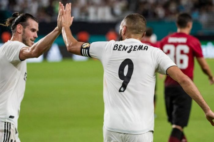 Karim Benzema merayakan golnya bersama Gareth Bale saat Real Madrid menghadapi Manchester United pada partai International Champions Cup 2018 di Hard Rock Stadium, Miami, 31 Juli 2018.   