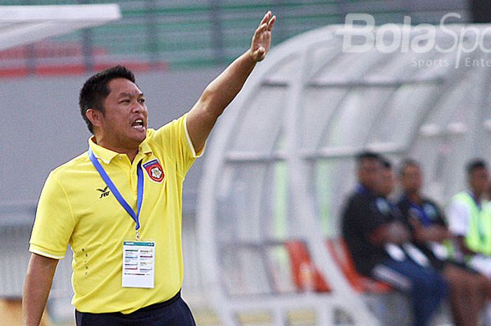  Pelatih Myanmar Myo Hling Win memberi instruksi kepada pemainnya saat melawan Timor Leste dalam laga Grup B Piala AFF U-19 2018 di Stadion Gelora Joko Samudro Gresik, Senin (2/7/2018). 