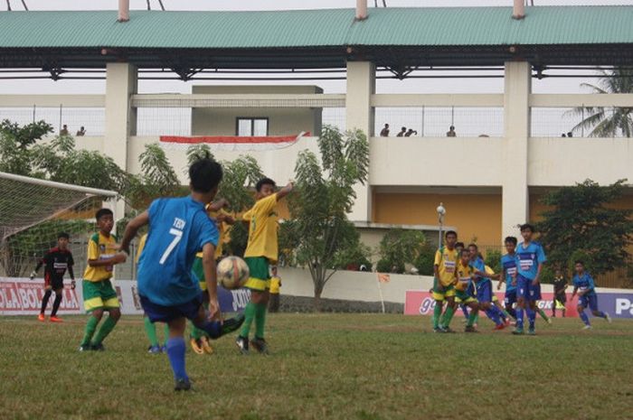 Pemain JFA melakukan tendangan bebas saat melawan Siaga Pratama pada Liga Kompas Gramedia 2017/2018 pekan ke-5