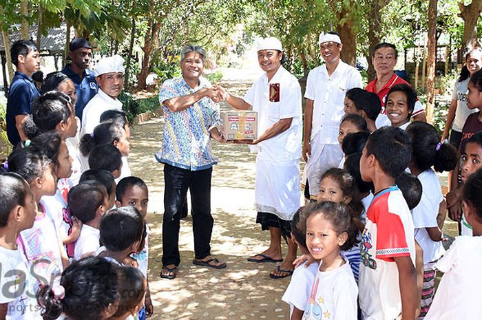 Kapten Mitra Devata, Bayu Sutha mewakili rekan-rekannya menyerahkan bingkisan sumbangan untuk Panti Asuhan Roslin yang langsung diwakili Budi Soehardi, pengasuh panti asuhan yang saat ini menampung 135 anak-anak dan remaja yang berkisar dari usia balita hingga mahasiswa.