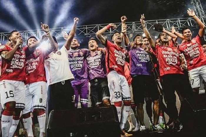 Skuat Bali United saat perayaan laga terakhir Bali United di Liga 1 lawan Persegres Gresik United , Stadion Kapten I Wayan Dipta, Minggu (12/11/2017)