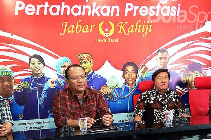 M.Budhiana, Wakil Ketua 1 KONI Jabar (kedua dari kiri) dan Gianto Hartono (kedua dari kanan) saat konferensi pers di Gedung KONI Jabar, Kamis (23/8/2018).