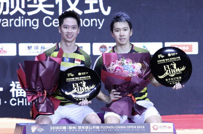 Marcus Fernaldi Gideon/Kevin Sanjaya Sukamuljo di podium juara Fuzhou China Open 2018 usai menang 25-27, 21-17, 21-15 atas He Jiting/Tan Qiang pada final hari Minggu (11/11/2018) di Haixia Olympic Sports Center.