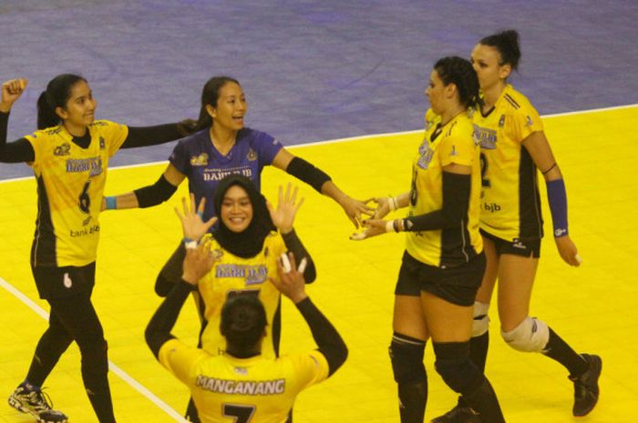 Pemain Bank BJB Pakuan bereaksi setelah menang atas Jakarta Elektrik PLN 3-1 pada putaran kedua seri kedua Proliga 2018 di GOR PSCC, Palembang, Sabtu (10/3/2018). 