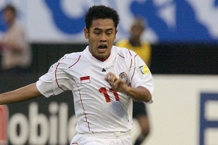 Ponaryo Astaman saat memperkuat Indonesia melawan Bahrain di Piala Asia 2004 di Shandong Sports Center, pada 25 Juli 2004.