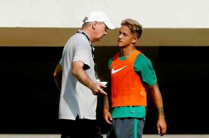  Pelatih timnas Indonesia, Alfred Riedl dan penyerang Irfan Haarys Bachdim di Stadion Pakansari, Ciban penyerang Irfan Haarys Bachdim di Stadion Pakansari, Cibinong, Kabupaten Bogor.