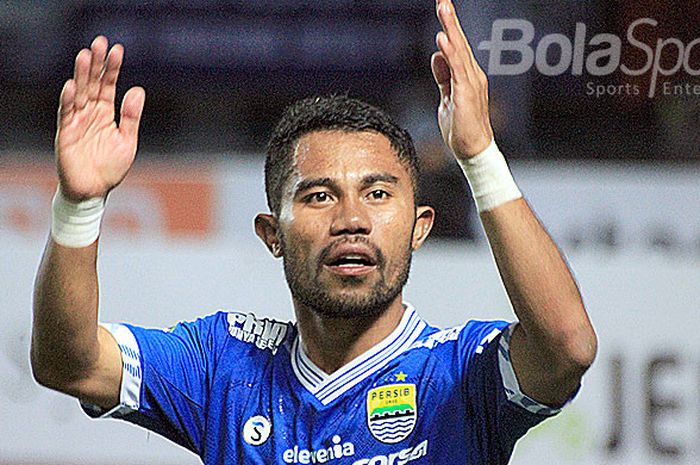 Bek kiri Persib Bandung asal Ternate, Ardi Idrus menyapa Bobotoh seusai mengalahkan PSM Makassar dalam laga lanjutan Liga 1 2018 di Stadion Gelora Bandung Lautan Api, Bandung, (23/5/2018).