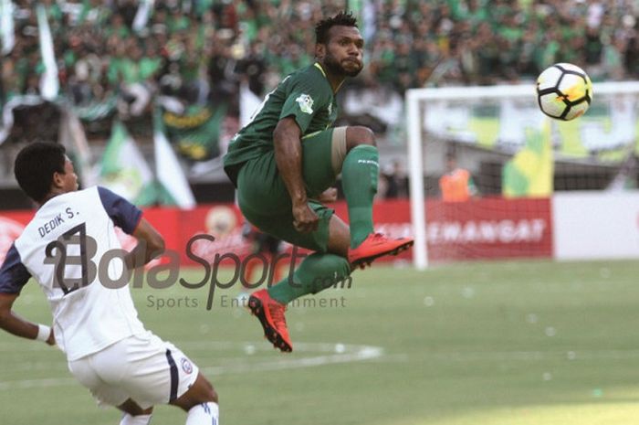 Pemain Persebaya Oktavianus berebut bola dengan pemain Arema FC Dedik Setiawan di Stadion Gelora Bung Tomo, Surabaya, Jawa Timur, Minggu (6/5/2018)