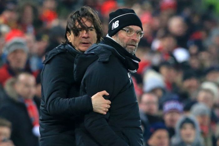 Pelatih Liverpool FC, Juergen Klopp (kanan), ditenangkan oleh asistennya, Zeljko Buvac, dalam laga Liga Inggris kontra Newcastle United di Stadion Anfield, Liverpool pada 3 Maret 2018.