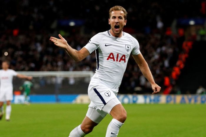 Striker Tottenham Hotspur, Harry Kane, merayakan gol yang dia cetak ke gawang Borussia Dortmund dalam laga Grup H Liga Champions di Stadion Wembley, London, Inggris, Kamis (14/9/2017) dini hari WIB.