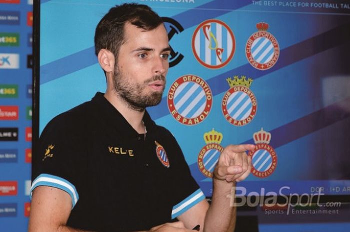 Koordinator Departemen Akademi Espanyol, Albert Saus Torras, memaparkan akademi Espanyol di Ciutat Esportiva Dani Jarque, Jumat (26/10/18).