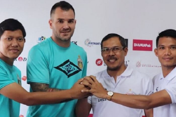 Pemain Bhayangkara FC Adam Alis dan pelatihnya, Simon McMenemy, berpose dengan Asisten Pelatih Persija Jakarta Mustaqim dan Samdi Sute usai jumpa pers menjelang duel kedua klub di Stadion Sultan Agung, Bantul, Kamis (27/7/2018). 