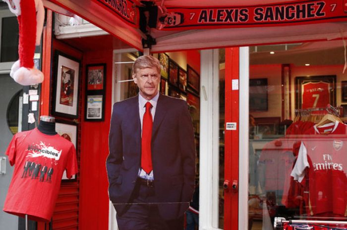 Sebuah pajangan gambar Arsene Wenger di luar toko resmi Arsenal di Stadion Emirates menjelang pertandingan antara Arsenal vs Leicester City pada 11 Agustus 2017.