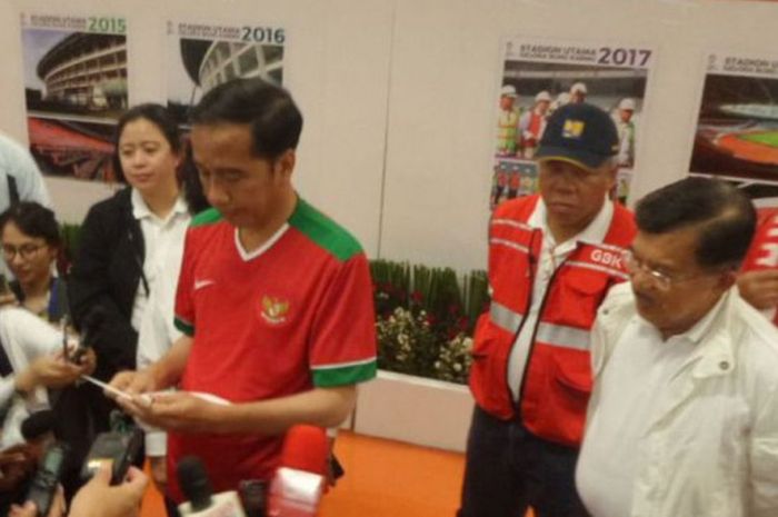 Presiden Joko Widodo seusai menyaksikan pertandingan persahabatan Indonesia vs Islandia di Stadion Utama Gelora Bung Karno, Senayan, Jakarta, Minggu (14/1/2018).