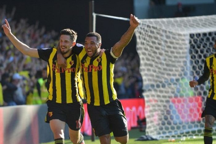 Bek Watford, Craig Cathcart, merayakan golnya ke gawang Tottenham Hotspur bersama kapten tim, Troy Deeney, di laga yang berlangsung di Stadion Vicarage Road, Watford, pada Minggu (2/9/2018) dalam pekan keempat Liga Inggris. Di laga itu Watford menang 2-1.