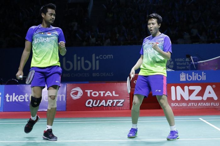 Pasangan ganda campuran nasional Indonesia, Tontowi Ahmad/Liliyana Natsir, meluapkan ekspresi setelah memenangi poin dalam laga melawan Zhang Nan/Li Yinhui (China) pada babak perempat final turnamen Blibli Indonesia Open 2018 di Istora Senayan, Jakarta, Jumat (6/7/2018).