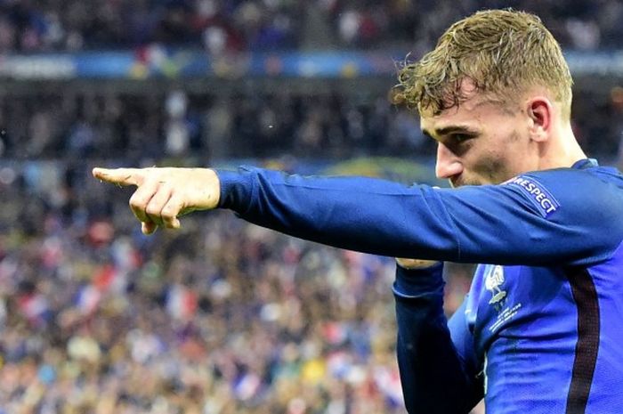 Striker timnas Prancis, Antoine Griezmann, merayakan golnya ke gawang Islandia pada laga  perempat final Piala Eropa 2016, di Stade de France, St Denis, Minggu (3/7/2016) waktu setempat.