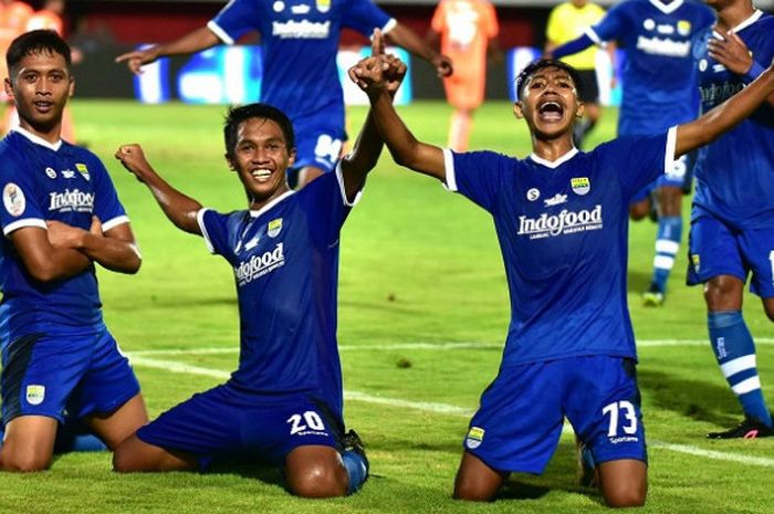 Sejumlah pemain Persib Bandung U-19 selebrasi setelah berhasil menjuarai Liga 1 U-19 2018 dengan mengalahkan Persija Jakarta U-19 dalam final, Senin (26/11/2018) malam WIB, di Stadion Kapten I Wayan Dipta, Gianyar, Bali. 