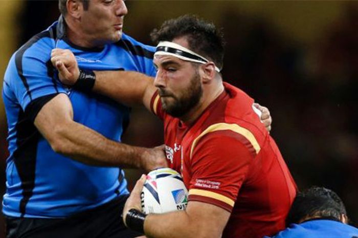 Atlet rugbi asal Wales, Scott Baldwin (merah).