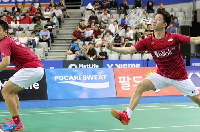 Pasangan ganda putra Indonesia, Marcus Fernaldi Gideon/Kevin Sanjaya Sukamuljo, mengembalikan kok ke arah Mathias Boe/Carsten Mogensen (Denmark) pada final Korea Terbuka yang berlangsung di SK Handball Stadium, Minggu (17/9/2017).