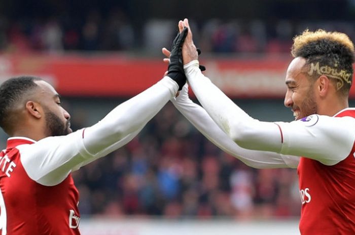 Penyerang Arsenal, Alexandre Lacazette dan Pierre-Emerick Aubameyang, sama-sama mencetak gol dalam partai Liga Inggris melawan Stoke City di Emirates Stadium, Minggu (1/4/2018)      