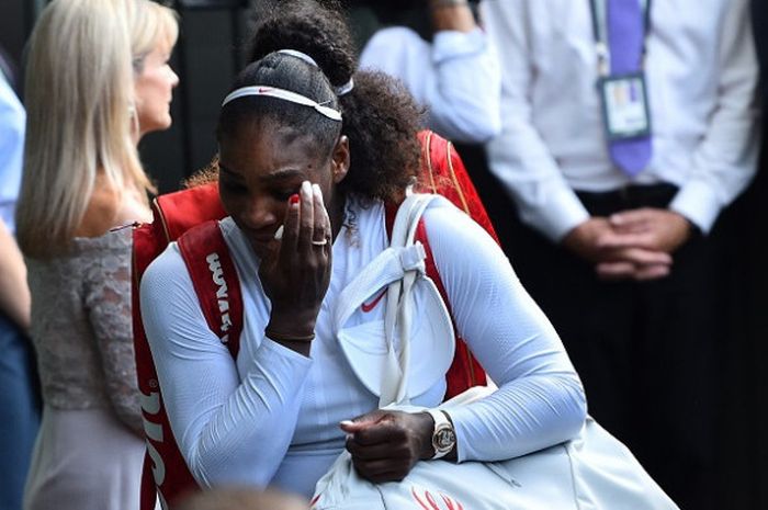 Petenis putri Amerika Serikat, Serena Williams, meninggalkan lapangan setelah kalah dari Angelique Kerber (Jerman) pada final Wimbledon 2018 yang berlangsung di The All England Lawn Tennis Club, Sabtu (14/7/2018).