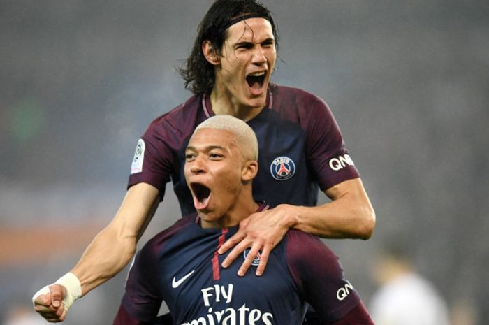 Dua penyerang Paris Saint-Germain, Kylian Mbappe dan Edinson Cavani melakukan selebrasi setelah menyumbang gol pada laga lanjuta Ligue 1 melawan SM Caen di Stadion Park des Princes, Rabu (20/12/2017) waktu setempat.