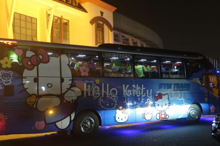 Bus dengan livery kartun Hello Kitty dipakai oleh timnas U-19 Brunei Darussalam untuk uji lapangan di Gelora Delta Sidoarjo, Sabtu (30/6/2018).