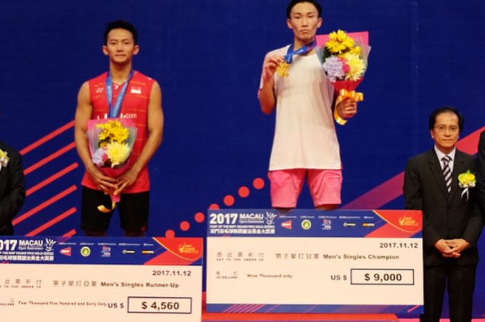 Ihsan Maulana Mustofa (dua dari kiri) dan Kento Momota berada di podium Macau Open 2017 pada Minggu (12/11/2017).