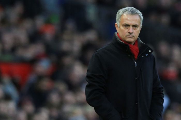 Manajer Manchester United, Jose Mourinho, menyaksikan anak-anak asuhnya beraksi dalam laga Liga Inggris kontra Burnley di Stadion Old Trafford, Manchester, pada 26 Desember 2017.