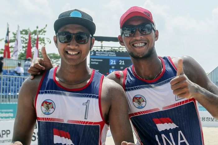 Pebola voli pantai putra Indonesia, Mohammad Ashfiya (kiri)/Ade Candra Rachmawan berpose seusai mengalahkan wakil  Oman pada pertandingan babak penyisihan Pul A  di arena voli pantai Jakabaring Sport City, Palembang, Sumsel, Selasa (21/8/2018).