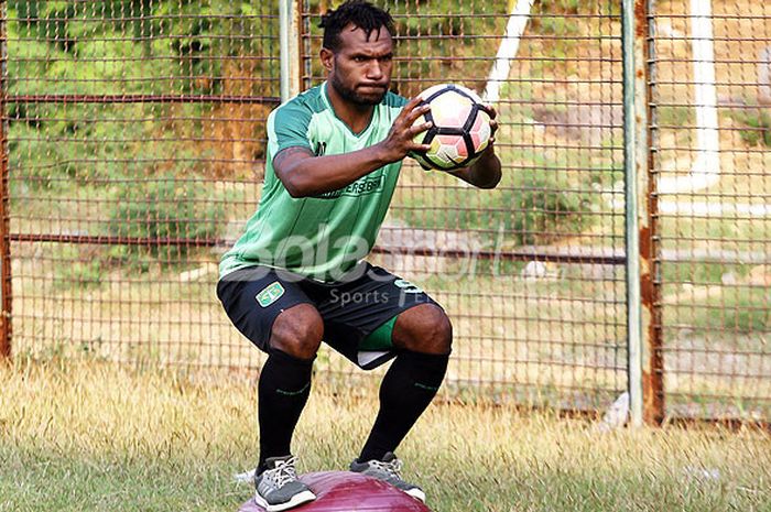 Gelandang bertahan Persebaya Surabaya, Nelson Alom saat menjalani latihan penguatan lutut bersama tim medis Persebaya sebelum menjalani operasi.