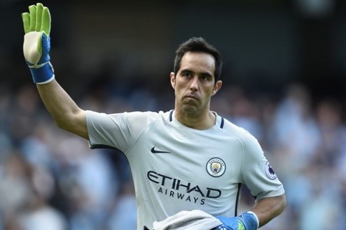 Kiper Manchester City, Claudio Bravo, melambaikan tangan saat hendak meninggalkan laga pada akhir babak pertama pertandingan lanjutan Premier League melawan Bournemouth di Etihad Stadium, Sabtu (17/9/2016). 