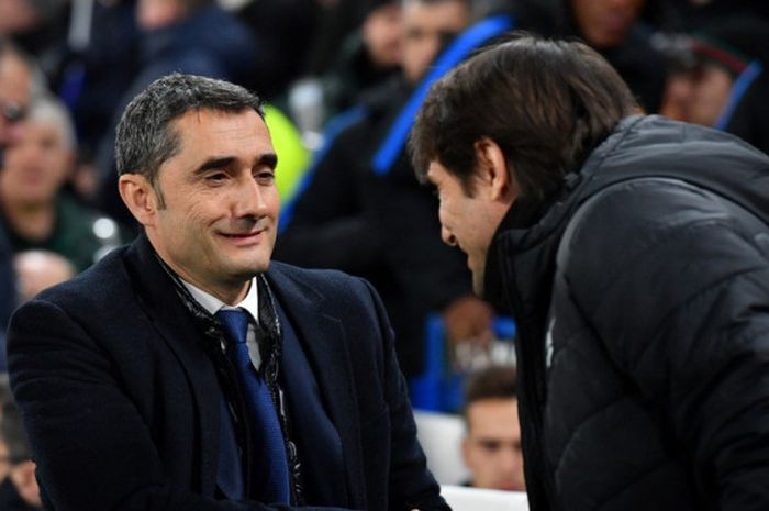 Pelatih FC Barcelona, Ernesto Valverde (kiri), bersalaman dengan Manajer Chelsea, Antonio Conte, dalam laga leg pertama babak 16 besar Liga Champions di Stadion Stamford Bridge, London, Inggris, pada 20 Februari 2018.