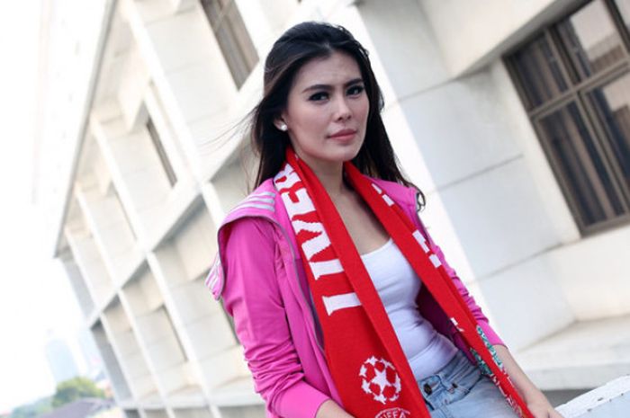 Andini Nurmalasari, presenter olahraga ketika berkunjung ke markas Tabloid BOLA dan BolaSport.com.