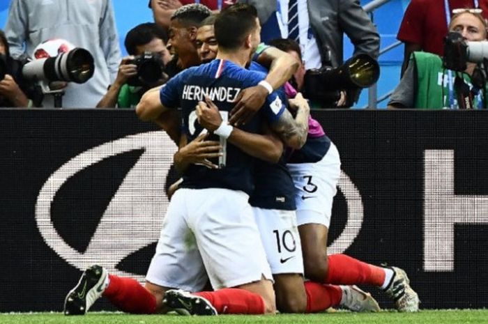 Kylian Mbappe dan Lucas Hernandez merayakan gol Prancis ke gawang Argentina pada babak 16 besar Piala Dunia 2018 di Kazan Arena, 30 Juni 2018. 