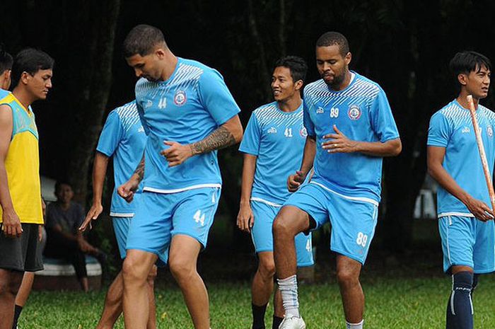 Penyerang Arema FC, Thiago Furtuoso (kedua dari kanan) saat mengikuti latihan tim pada Selasa (9/1/2018) sore.