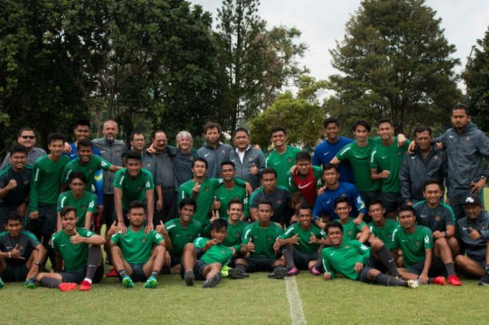 Timnas U-23 Indonesia berfoto bersama di Lapangan ABC Senayan, Minggu (21/1/2018)