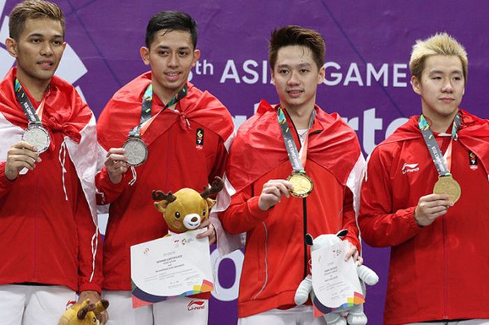 Fajar Alfian, Muhammad Rian Ardianto, Kevin Sanjaya Sukamuljo, Marcus Fernaldi Gideon berpose di atas podium usai meraih medali pada nomor tunggal putra Asian Games 2018 di Istora Senayan, Jakarta, Selasa (28/8/2018).