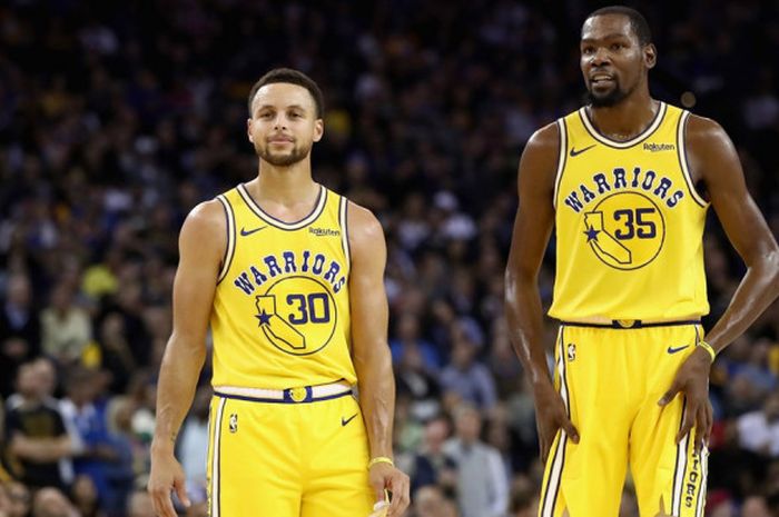 Dua pebasket bintang Golden State Warriors, Stephen Curry (kiri) dan Kevin Durant (kanan), berbincan