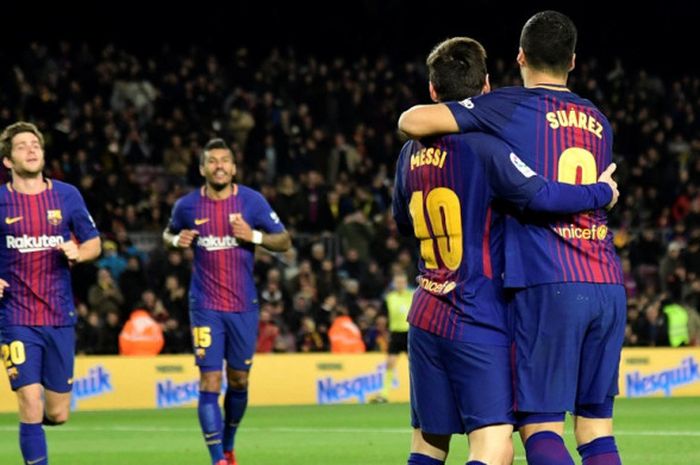 Striker FC Barcelona, Luis Suarez (kanan), merayakan golnya bersama Lionel Messi dalam laga Liga Spanyol kontra Deportivo La Coruna di Stadion Camp Nou, Barcelona, pada 17 Desember 2017.