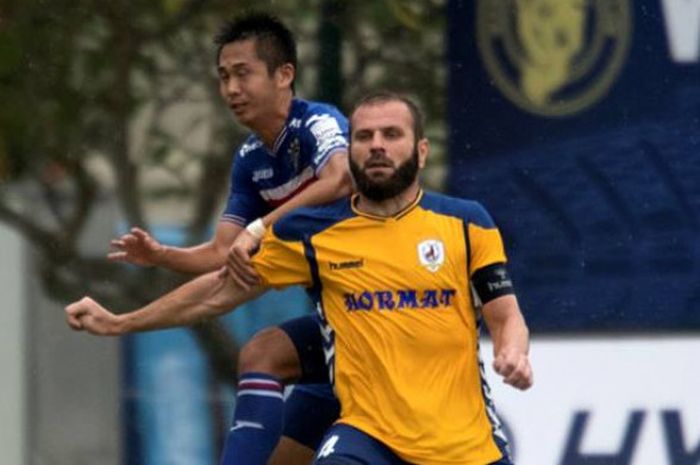 Duel kapten Tampines Rovers, Mustafic Fahrudin (depan) dengan pilar Warriors FC pada lanjutan Liga Singapura 2018 di Stadion Choa Chu Kang pada 21 April 2018. 