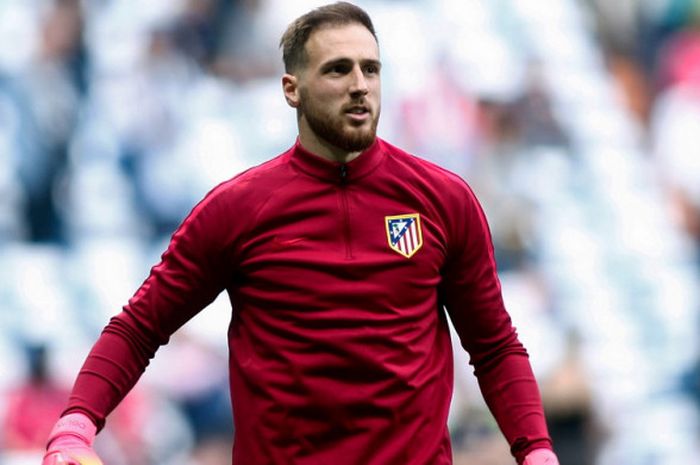 Ekspresi kiper Atletico Madrid, Jan Oblak, saat melakukan pemanasan jelang pertandingan leg 1 semifinal Liga Champions 2016-2017 menghadapi Real Madrid di Stadion Santiago Bernabeu, Madrid, Spanyol, pada 2 Mei 2017.